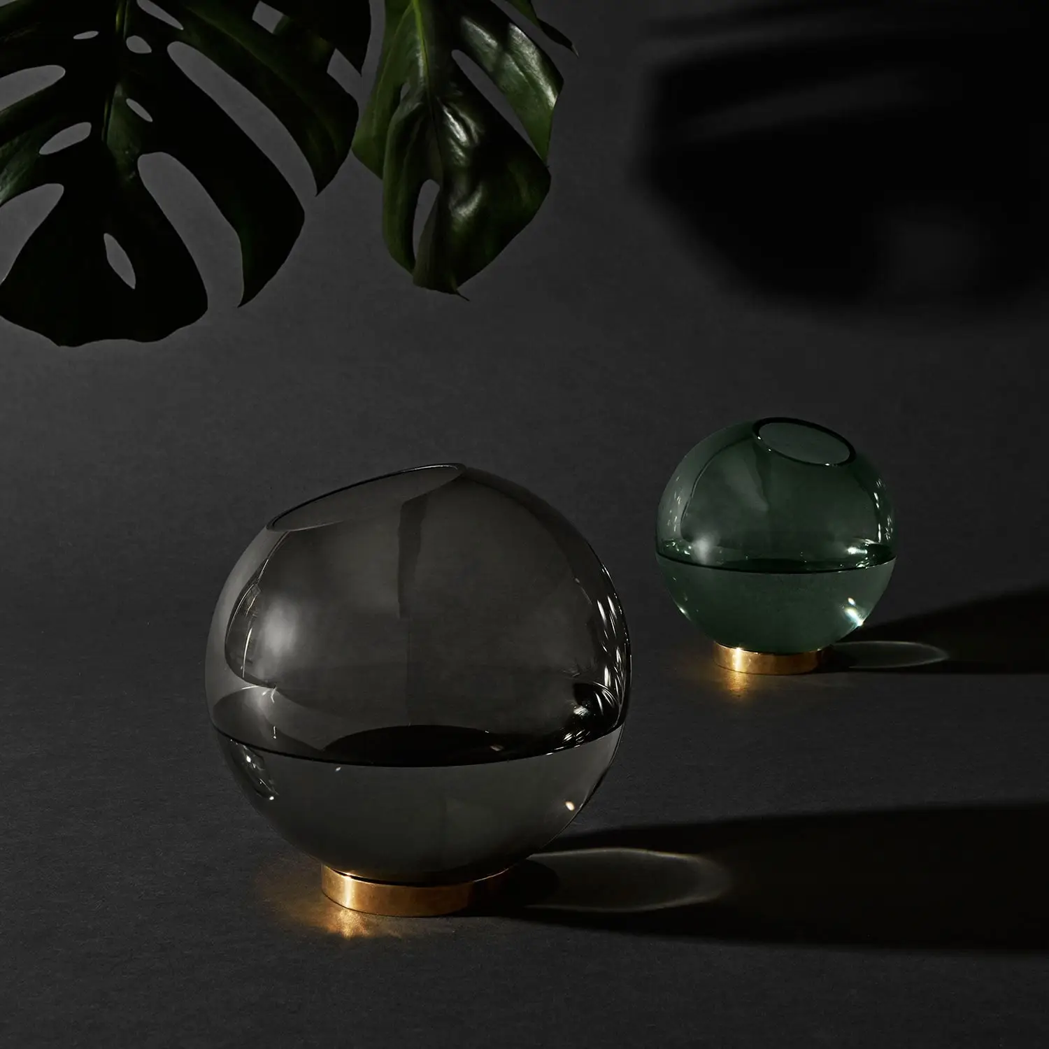 AYTM Globe Vase Ø17 Cm, Forest/Brass 6 AYTM Globe Vase Ø17 Cm, Forest/Brass - Image 4