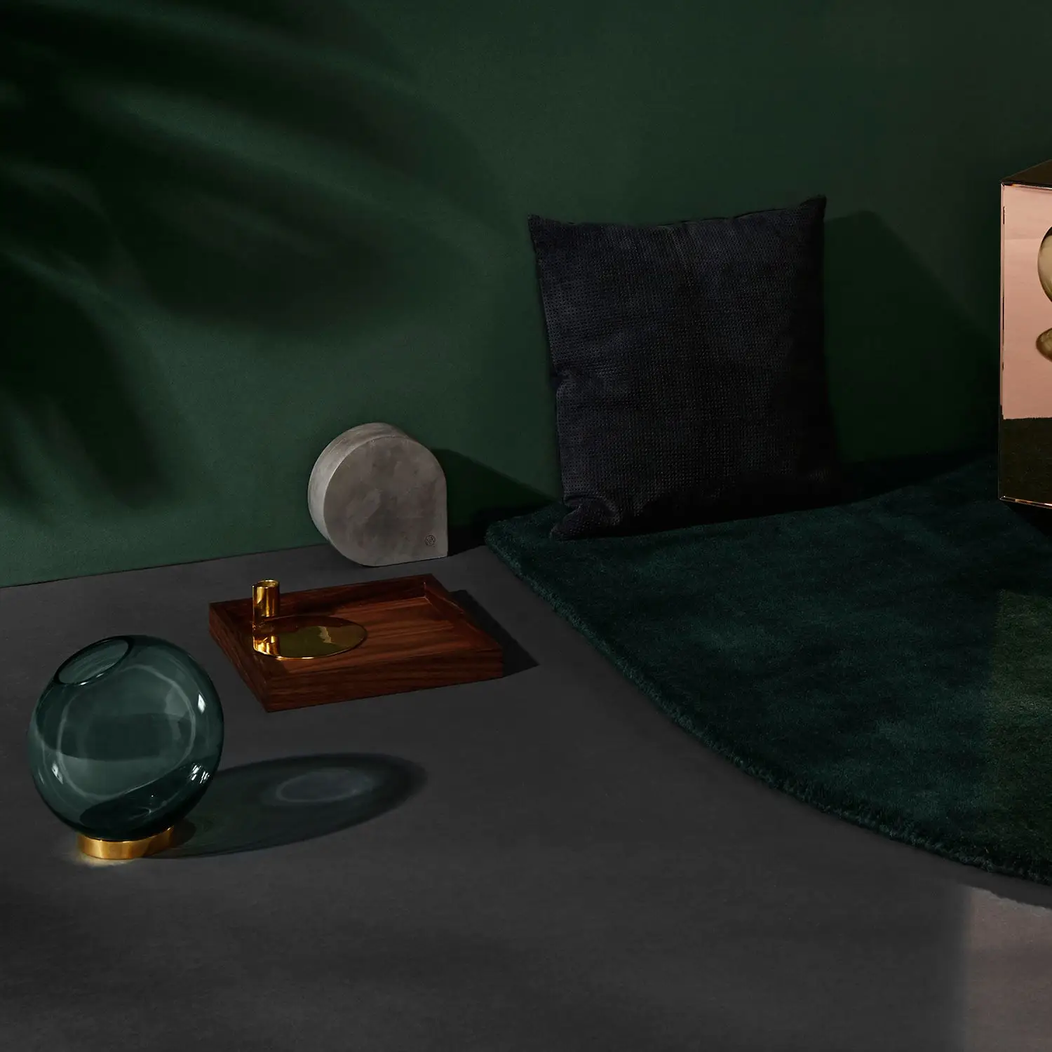 AYTM Globe Vase Ø17 Cm, Forest/Brass 5 AYTM Globe Vase Ø17 Cm, Forest/Brass - Image 3