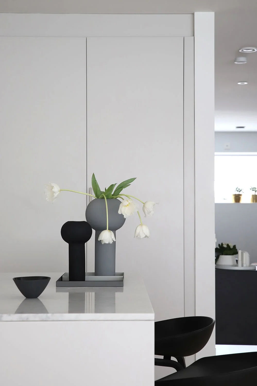 Cooee Design Pillar Vase 32 Cm, Grey 4 Cooee Design Pillar Vase 32 Cm, Grey - Image 2